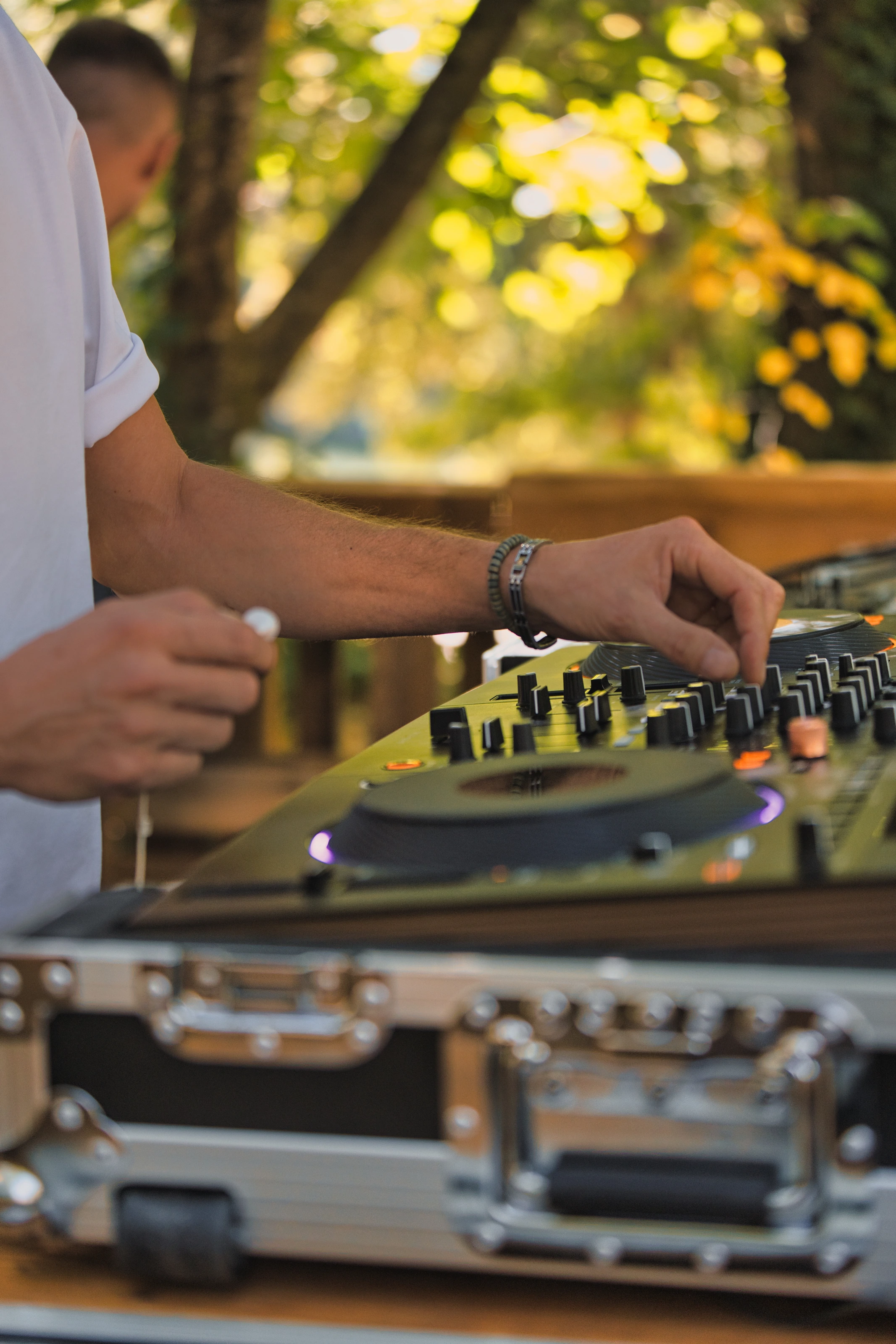 DJ aux platines lors d'un événement en plein air