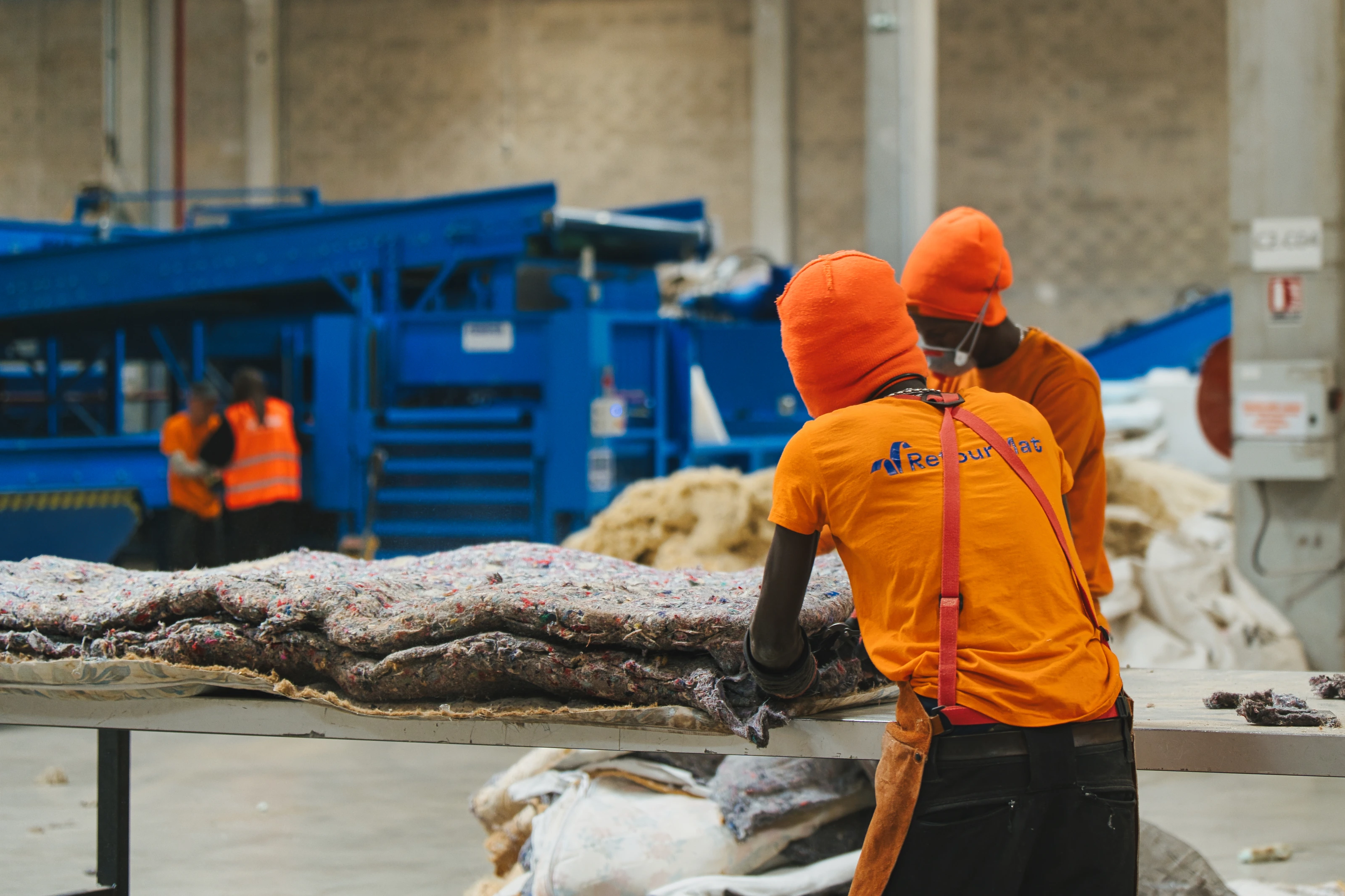 Équipe en activité dans l'usine