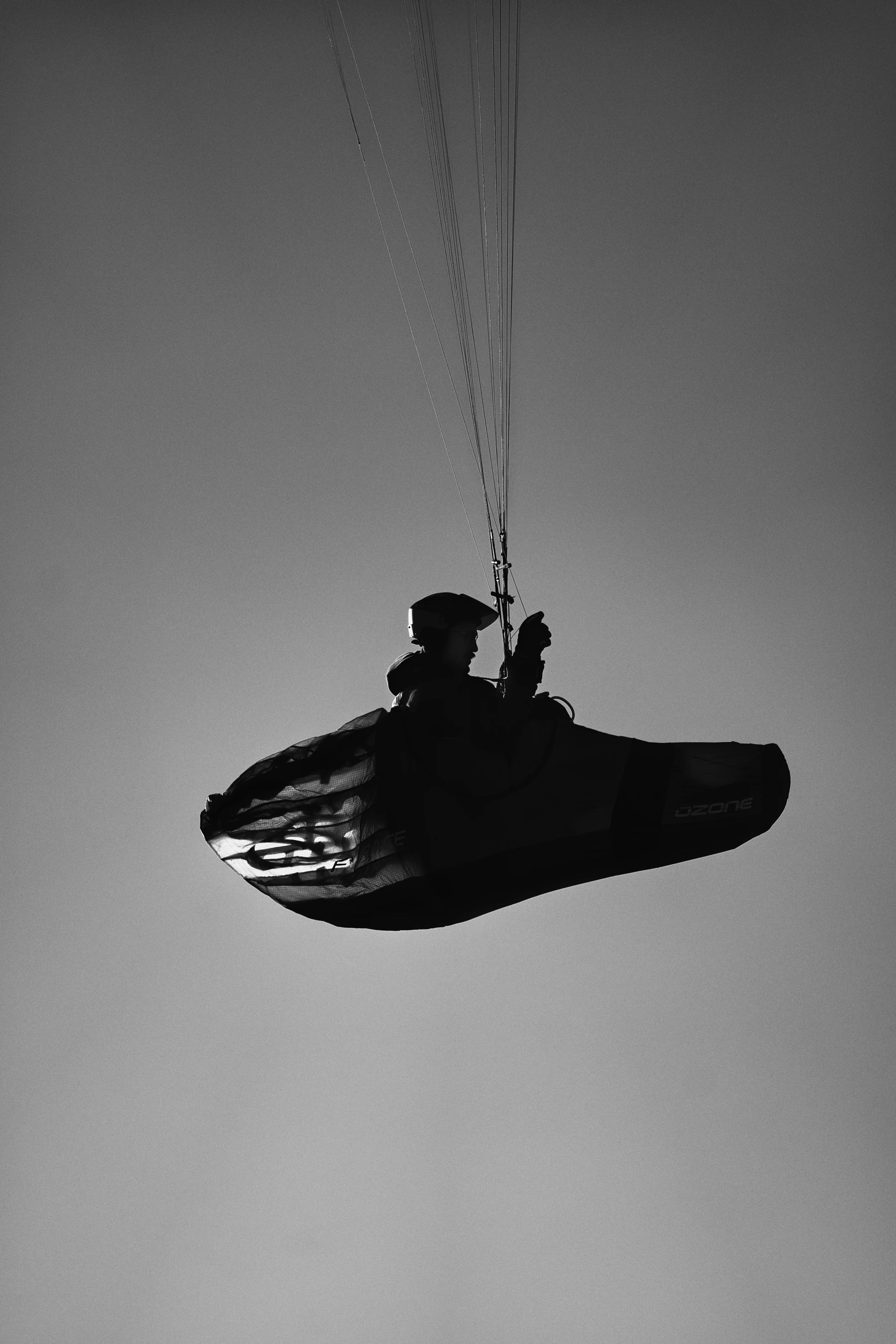 Voile en silhouette dans le ciel