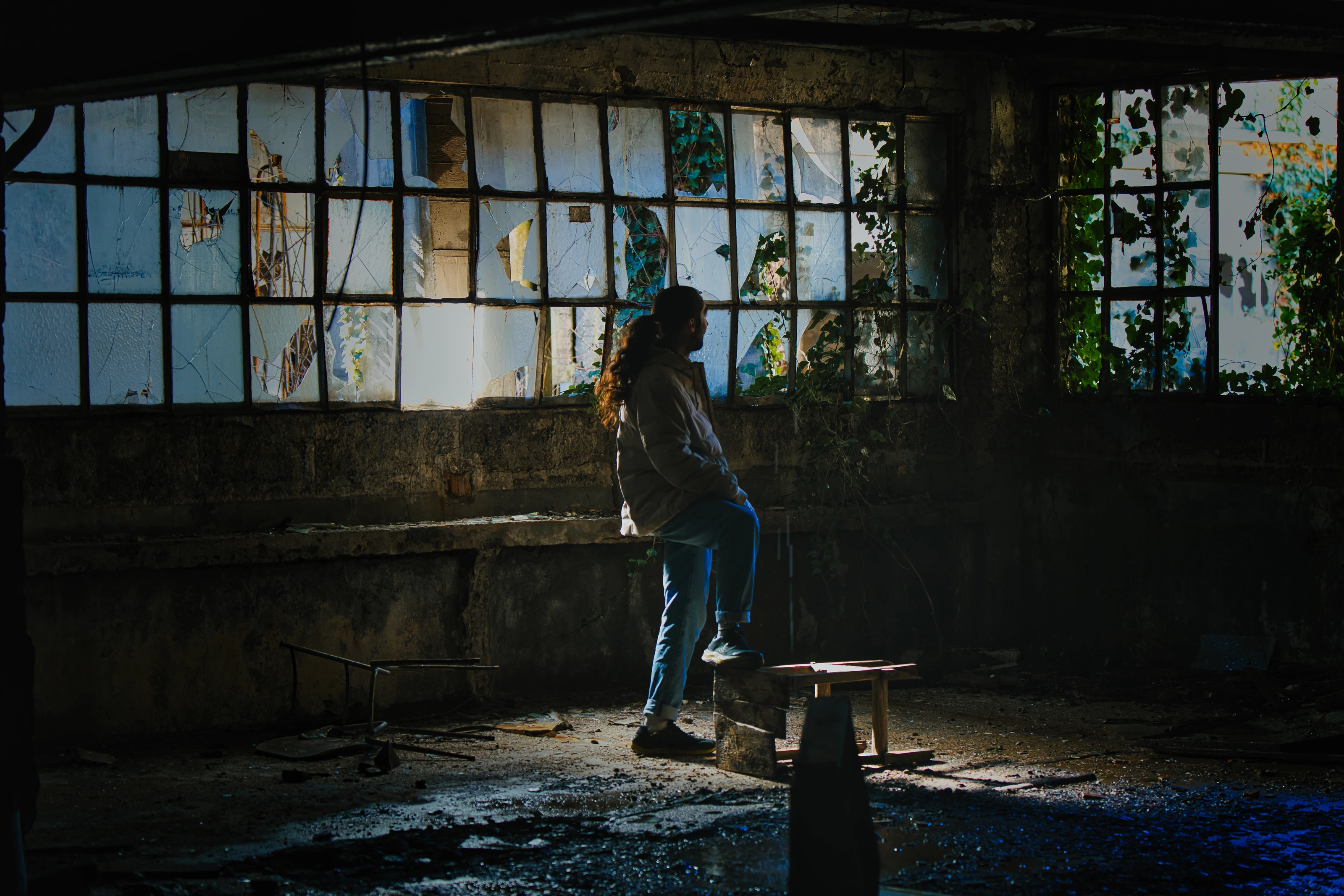 Portrait dans un lieu industriel abandonné
