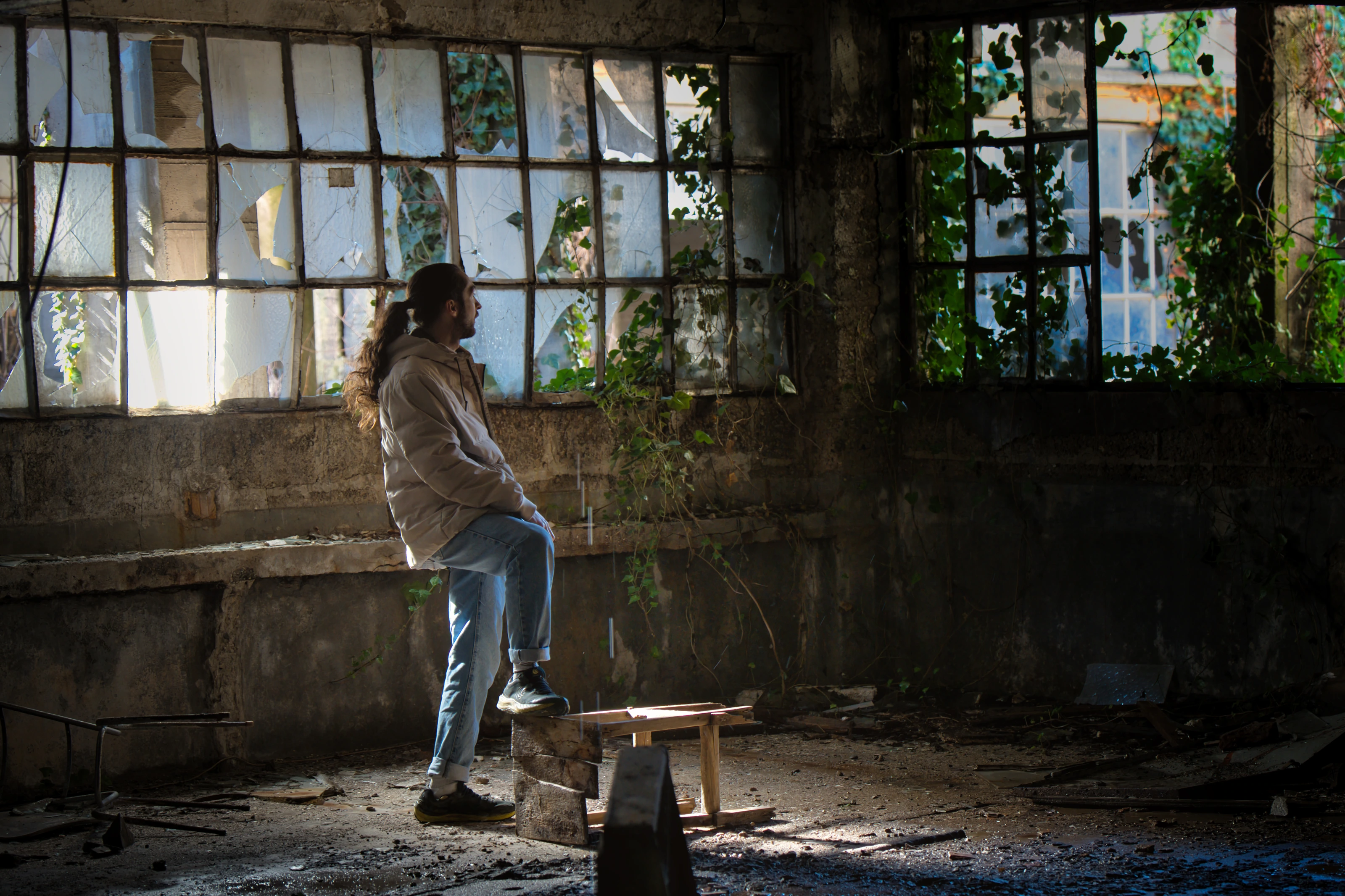 Lumière naturelle dans un bâtiment abandonné