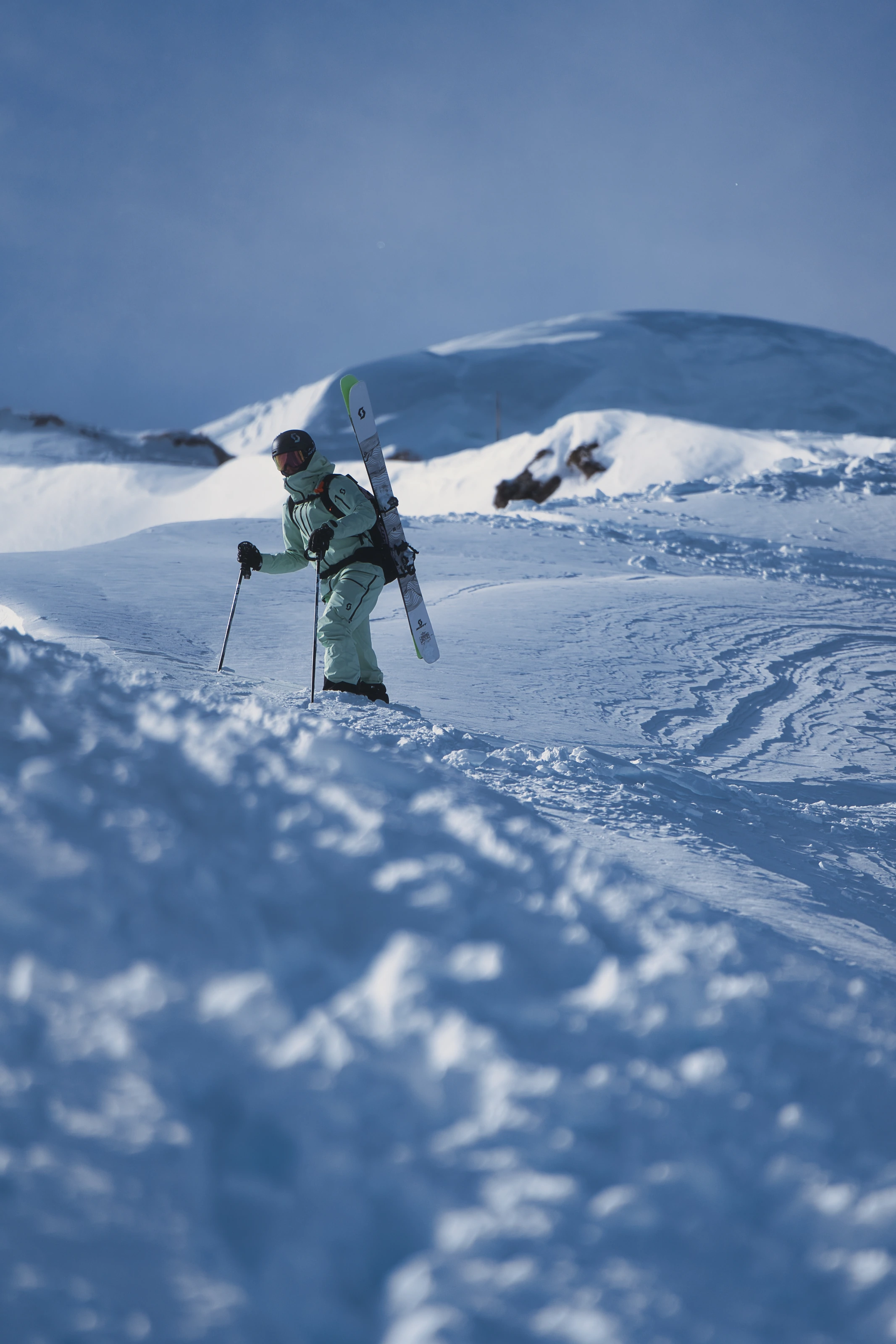Rider seul dans la montagne